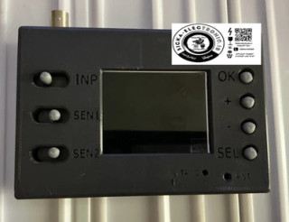 برد اسیلوسکوپ همراه دیجیتال با صفحه نمایشTFT 2.4اینچی با باکس سه بعدی مدل DS138BOX3D مونتاژ سیکا الکترونیک /نمونه کاملا مونتاژ شده در باکس سه بعدی غیر شفاف خاکستری/ماژول اسیلوسکوپ دستی نمونه اصلی با کیفیت مناسب با نمایشگر ال سی دی رنگی ۲.۴ اینچی و کلید های دستی تنظیمات تا ۲۰۰ کیلوهرتز
